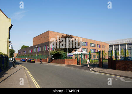 Ansicht des hinteren Eingang zur Schule. Charter-Akademie, Portsmouth, Vereinigtes Königreich. Architekt: HKS Architekten Limited, 2015. Stockfoto