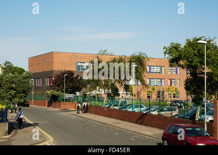 Ansicht des hinteren Eingang zur Schule. Charter-Akademie, Portsmouth, Vereinigtes Königreich. Architekt: HKS Architekten Limited, 2015. Stockfoto