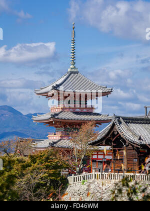 Der dreistöckige Pagode am Kiyomizu-Tempel im Osten Kyoto, Japan. Stockfoto