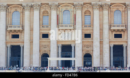 Touristen Schlange vor der Basilika di San Pietro (geweiht 1626), Rom Latium Italien Europa Stockfoto