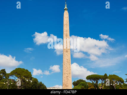 Flaminio Obelisk Piazza Del Popolo Rom, Latium, Italien, Europa. Der Ägyptische Obelisk in Rom in 10 v. Chr. und errichtet in der Piazza im Jahre 1589. Stockfoto