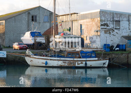 Hayle, Cornwall, UK. 28. Januar 2016. Bob Weise und Steve Shapiro versuchen, Segeln aus Skandinavien, Nordamerika und haben Notdienste 9mal rief. Diese Woche hat ihr Boot ein Feuer gehabt, wenn es im Hafen umgekippt. Sie sind öffentlich diese Woche von Sir Robin Knox-Johnston kritisiert worden, das Paar sollte die Hölle aus unseren Gewässern sagte 'get'. Bildnachweis: Simon Maycock/Alamy Live-Nachrichten Stockfoto