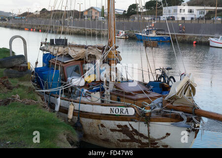 Hayle, Cornwall, UK. 28. Januar 2016. Bob Weise und Steve Shapiro versuchen, Segeln aus Skandinavien, Nordamerika und haben Notdienste 9mal rief. Diese Woche hat ihr Boot ein Feuer gehabt, wenn es im Hafen umgekippt. Sie sind öffentlich diese Woche von Sir Robin Knox-Johnston kritisiert worden, das Paar sollte die Hölle aus unseren Gewässern sagte 'get'. Bildnachweis: Simon Maycock/Alamy Live-Nachrichten Stockfoto