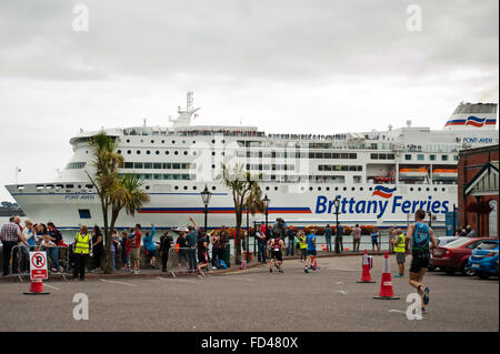 Brittany Ferries Schiff 'Pont Aven' fährt während des Cobh Triathlon vorbei an Cobh, Grafschaft Cork, Irland, auf dem Weg nach Roscoff, Frankreich. Stockfoto