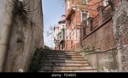 Eine Steintreppe und alte Häuser in Istanbul, Fatih, Balat. Stockfoto