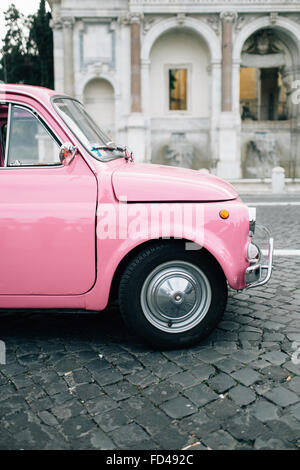 Rosa Fiat 500 Oldtimer in Rom, vor der Fontanone. Stockfoto