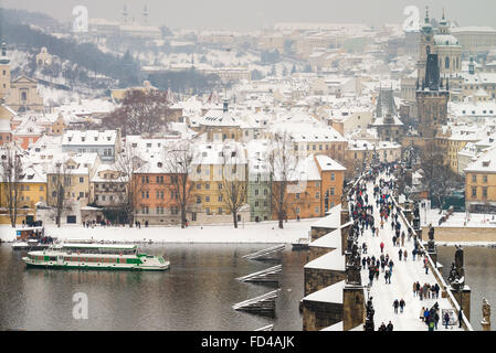 Moldau und die bunten Barockhäuser im Winter in der Nähe von Karlsbrücke, Prag, Tschechische Republik, Europa Stockfoto