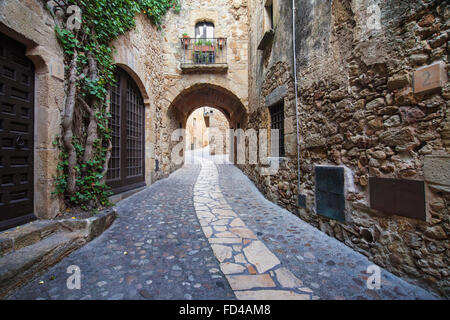 Durchgang in die alte Stadt Pals in Girona, Katalonien. Stockfoto