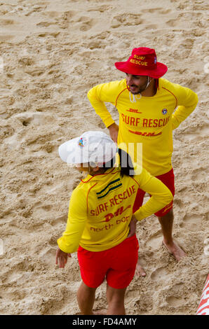 Bondi Beach, Sydney, Australien. 26. Januar 2016: Australia Day, zwei Rettungsschwimmer am Strand tragen Hüte stehen Stockfoto