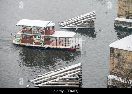 Reise-Boot auf dem Fluss Vltava im Winter, Prag, Tschechische Republik Stockfoto