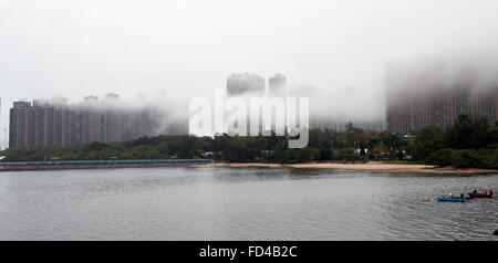 Hong Kong. 28. Januar 2016. Foto aufgenommen am 28. Januar 2016 zeigt Wohngebäuden umgeben von Nebel in Ma auf Shan in Hongkong, Südchina. © Lo Ping Fai/Xinhua/Alamy Live-Nachrichten Stockfoto