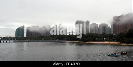 Hong Kong. 28. Januar 2016. Foto aufgenommen am 28. Januar 2016 zeigt Wohngebäuden umgeben von Nebel in Ma auf Shan in Hongkong, Südchina. © Lo Ping Fai/Xinhua/Alamy Live-Nachrichten Stockfoto
