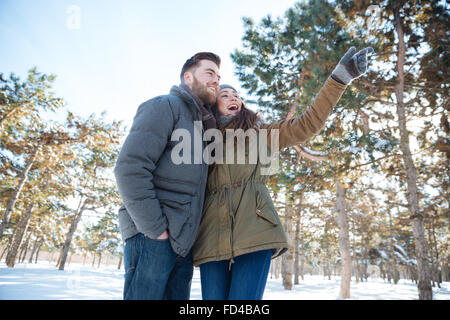 Fröhliches paar auf der Suche auf etwas in Winter park Stockfoto