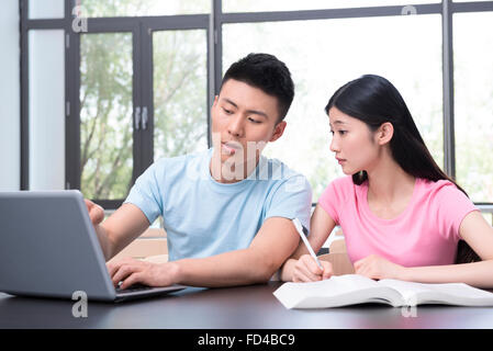 College-Studenten studieren in Bibliothek Stockfoto