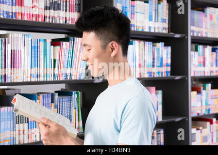 College-Student in Bibliothek lesen Stockfoto