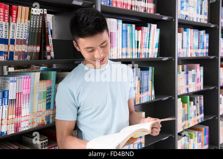 College-Student in Bibliothek lesen Stockfoto