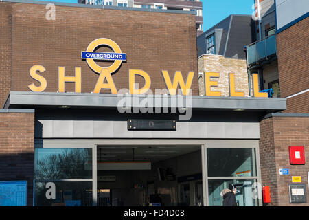 East End Wapping Shadwell DLR TFL Overground Station Eingang Transport für London u-Bahn Metro Docklands Light Railway Kabel St Stockfoto