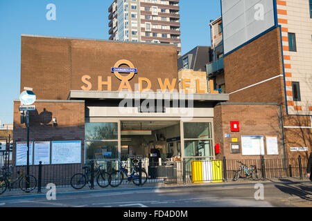 East End Wapping Shadwell DLR TFL Overground Station Eingang Transport für London u-Bahn Metro Docklands Light Railway Kabel St blauer Himmel Straßenszene Stockfoto