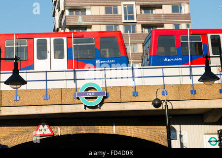 East End Wapping Shadwell DLR Bahn Brücke über Straße TFL Transport für London u-Bahn Metro Docklands Light Railway Overground Stockfoto