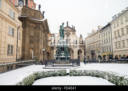 Krizovnicke Namesti Platz mit der Statue von Charles IV, alte Stadt im Winter, Prag, Tschechische Republik, Europa Stockfoto