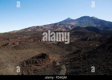 Mount Teide anf Pico Viejo erheben sich über dem Krater des Vulkans Samara im Teide Nationalpark auf Teneriffa, Spanien. Stockfoto