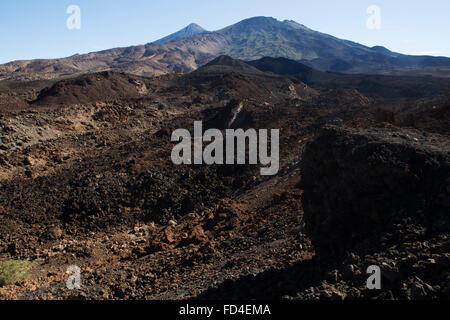 Teide und Pico Viejo erheben sich über dem Krater des Vulkans Samara im Teide Nationalpark auf Teneriffa, Spanien. Stockfoto