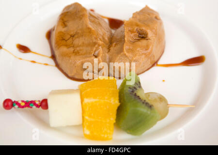 Ein Dessert aus Gofio und frischen Früchten serviert in Teneriffa, Spanien. Gofio ist geräucherter Mehl und eine traditionelle kanarische Zutat. Stockfoto