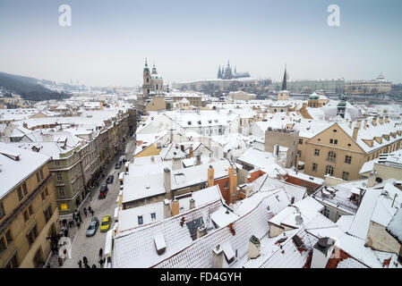 Tolle Aussicht auf Prager Burg und weniger Dächer der Stadt Prag im Winter, Tschechische Republik, Europa Stockfoto