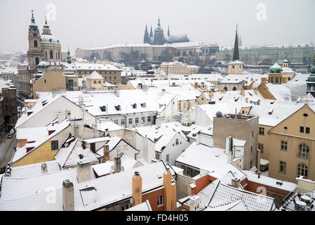 Tolle Aussicht auf Prager Burg und weniger Dächer der Stadt Prag im Winter, Tschechische Republik, Europa Stockfoto