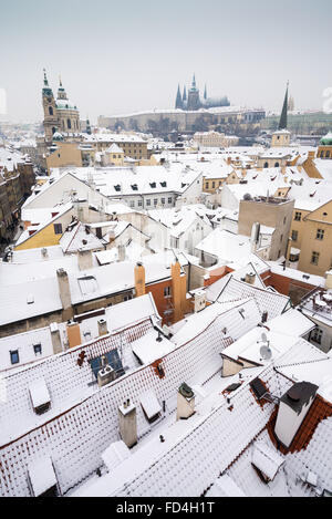 Tolle Aussicht auf Prager Burg und weniger Dächer der Stadt Prag im Winter, Tschechische Republik, Europa Stockfoto