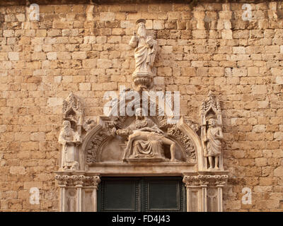 Franziskaner-Kirche. Fassade mit der Frömmigkeit drauf. Dubrovnik. Kroatien. Stockfoto