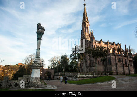 Der Kapelle-Pantheon-Sobrellano-Palast in der Stadt von Comillas (Kantabrien) Gothic und erinnert an englische Konstruktionen ist ano Stockfoto