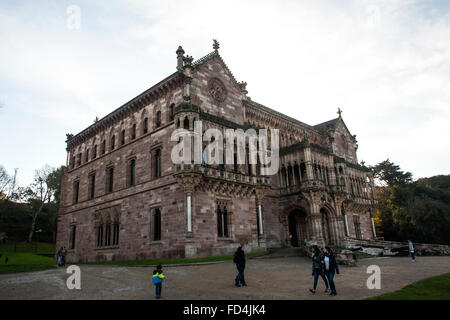 Sobrellano-Palast, befindet sich in der Stadt von Comillas (Kantabrien, Spanien) wurde von dem katalanischen Architekten Joan Martorell, b Stockfoto