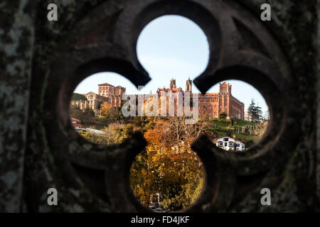 Überblick über die alten Päpstlichen Universität Comillas, 1890 gebaut und seit Jahren wurde ein Seminar zurzeit ein Forschungszentrum Stockfoto