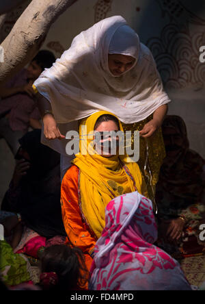 eine Bandari Frau trägt eine traditionelle Maske genannt die Burka während einer Darbietung in Zinat Haus, Qeshm Insel, Salakh, Iran Stockfoto