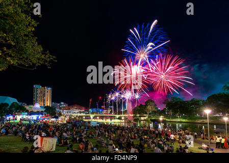 Adelaide, Australien - 26. Januar 2016: Menschen versammelten sich in Elder Park zu feiern und das Australia Day Feuerwerk zu sehen. Stockfoto