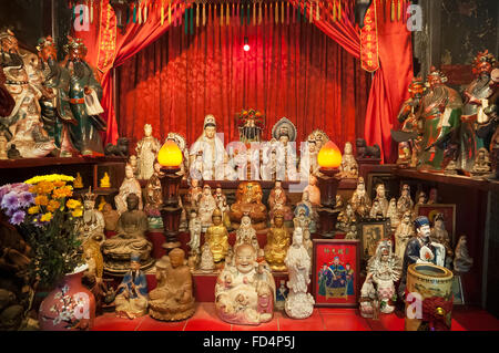 Statuen auf dem Altar der Tin-Hau-Tempel in Causeway Bay, Hong Kong Stockfoto