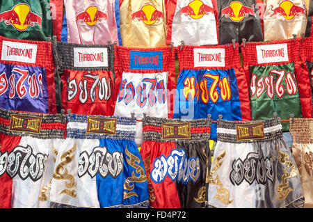 Thai Boxing Shorts zum Verkauf an Patpong Nachtmarkt, Bangkok Stockfoto