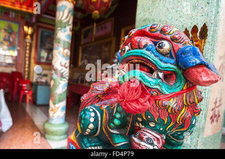 Bunte lion Wächter am Eingang zu einem chinesischen Tempel in Bangkok, Thailand Stockfoto