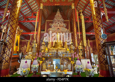 Reich verzierte Innenraum des Wat Chiang Man, der älteste Tempel in Chiang Mai, Thailand Stockfoto