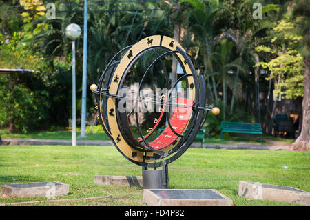 Große Sonnenuhr im Lumpini Park, Bangkok, Thailand Stockfoto