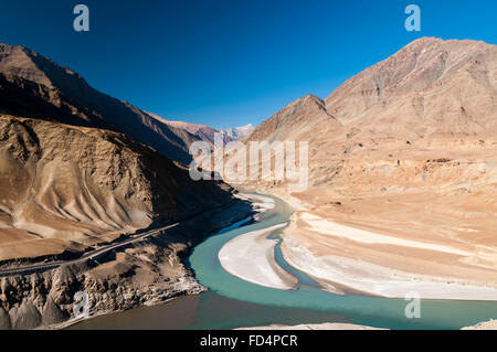 Türkisfarbenen Wasser des Zanskar Fluss Indus Fluß in Ladakh, Indien beitreten Stockfoto