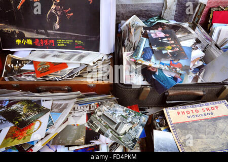 Kästen alte Postkarten und alte Fotografien zum Verkauf an upper Lascar row Street Market, Sheung Wan, Hong Kong Stockfoto