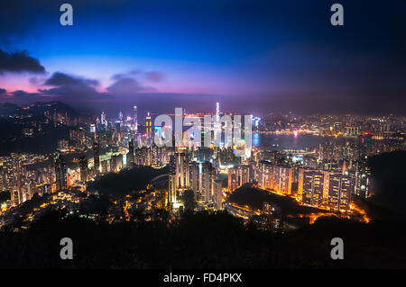 Beleuchtete Hongkong Stadtbild von Jardine Lookout, Hong Kong Island aus gesehen Stockfoto