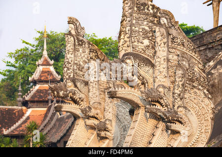 Naga Schlange Skulpturen rund um die wichtigsten Chedi im Wat Chedi Luang in Chiang Mai, Thailand Stockfoto