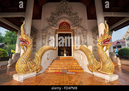 Twin naga Schlangen am Eingang zum Wat Chedi Luang, Chiang Mai, Thailand Stockfoto