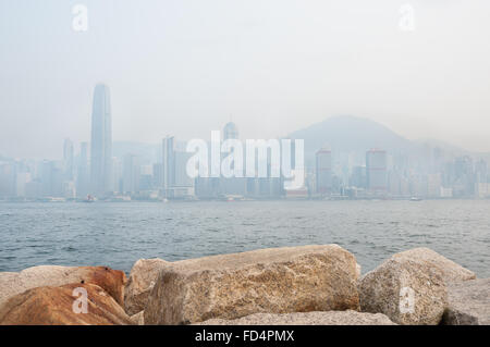 Die Wolkenkratzer von Hong Kong financial District und Victoria Peak verdeckt durch Luftverschmutzung Stockfoto
