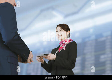 Japanische attraktive Stewardess helfen Kunden am Flughafen Stockfoto