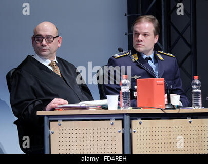 Braunschweig, Deutschland. 20. Januar 2016. Schauspieler Moritz Duerr (l) und Andreas Voegler durchführen während einer Probe des Stücks "Terror" am Staatstheater in Braunschweig, Deutschland, 20. Januar 2016. Das Spiel befasst sich mit einem Bundeswehr großen, die vor Gericht ist für die Bestellung der Abschuss ein Passagierflugzeug, das von einer terroristischen Vereinigung mit der Absicht zum Absturz des Flugzeugs in einem vollbesetzten Fußballstadion entführt worden war. Am Ende des Spiels ist das Publikum aufgefordert, über das Urteil abzustimmen. Foto: Peter Steffen/Dpa/Alamy Live News Stockfoto