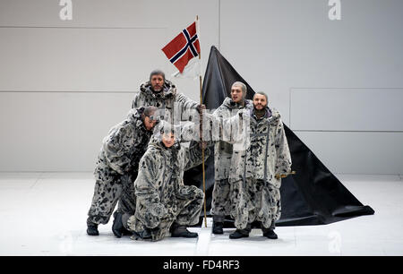 München, Deutschland. 27. Januar 2016. Opernsänger Thomas Hampson (2. L) wie Roald Amundsen und Mitglied des Amundsens Team der Entdecker auf der Bühne während einer Probe der Oper "Südpol" an das Nationaltheater in München, Deutschland, 27. Januar 2016 durchzuführen. Die Oper-Premiere am 31. Januar 2016. Foto: Sven Hoppe/Dpa/Alamy Live News Stockfoto